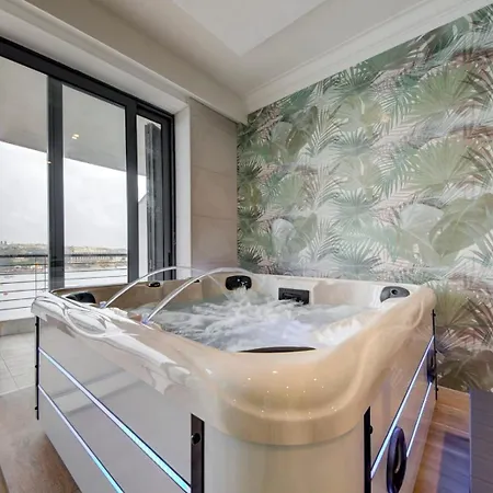 شقة 3bdr Flat With Seaview And Jacuzzi *