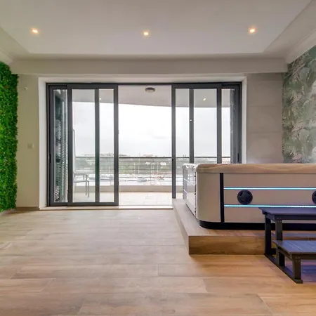 شقة 3bdr Flat With Seaview And Jacuzzi سليمة